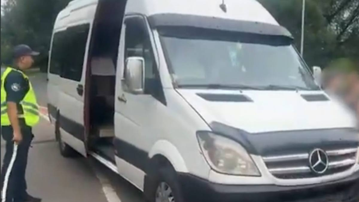 Пьяный водитель в Алматы вез детей в летний лагерь 