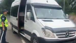 Пьяный водитель в Алматы вез детей в летний лагерь 