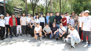 Тысячи алматинцев очистили Сайран: акция собрала артистов, писателей и волонтеров