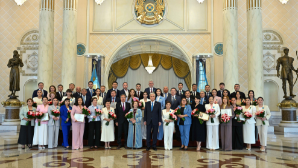 Токаев наградил работников СМИ: «Журналистика — универсальная профессия»