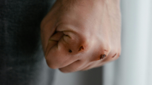 Число убийств в семьях падает втрое быстрее — омбудсмен Ластаев о борьбе с насилием