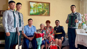 В Алматы военнослужащие поздравили ветерана войны с вековым юбилеем