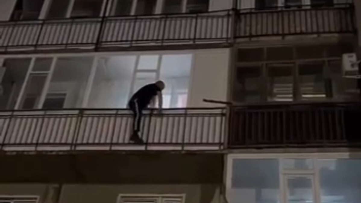 В Семее полицейские спасли малыша из запертой квартиры