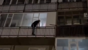 В Семее полицейские спасли малыша из запертой квартиры