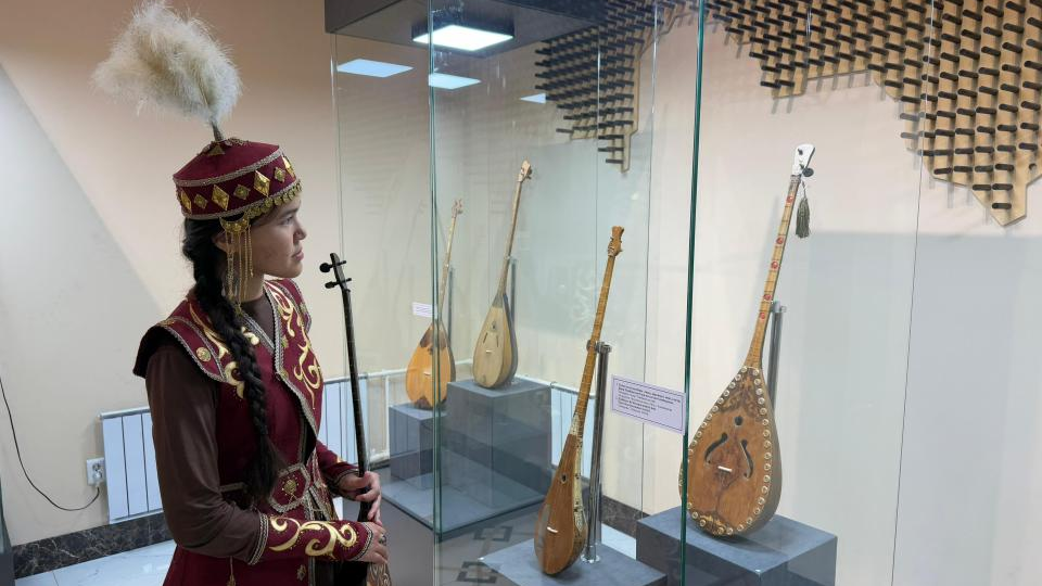 В Актобе открылась уникальная выставка в честь Национального дня домбры