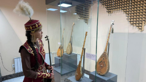 В Актобе открылась уникальная выставка в честь Национального дня домбры