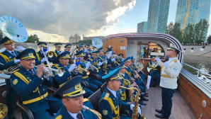 Гвардейцы устроили необычный концерт на реке Есиль