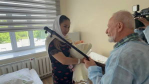 В Караганде новорождённым детям подарили по домбре
