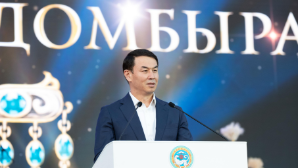 Дархан Сатыбалды поздравил алматинцев и гостей города с Национальным днем домбры