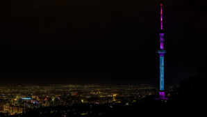 Телебашню «Кок-тобе» в Алматы подсветили в честь Дня домбры