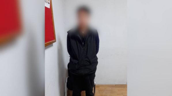 Астанчанка украла деньги через чужой телефон на остановке