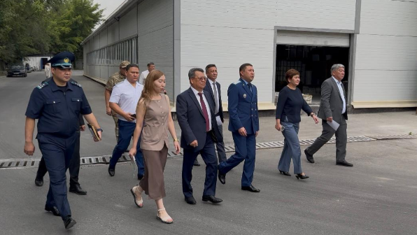 Рабочие профессии в центре внимания: аким Жетысуского района Алматы посетил промышленные объекты