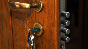 Кража по-соседски: карагандинец воспользовался приоткрытой дверью и унес из прихожей телефон и деньги 