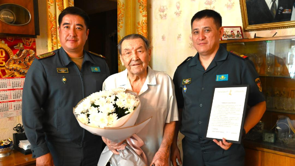 С 99-летием поздравили ветерана войны в Таразе 