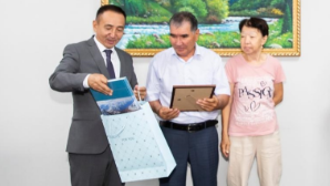 В Алматинской области наградили мужчину, спасшего мальчика от собаки