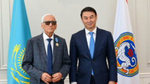 Аким Алматы вручил представителям культуры и трудовых коллективов госнаграды от имени Президента 