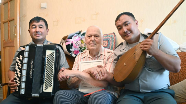 С 98-летием поздравили фронтовика Ивана Макеева в Таразе 
