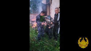 Полицейские спасли мужчину из горящего здания в Костанайской области