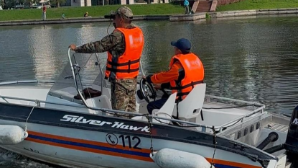 Сотрудники МЧС спасли мужчину на озере в Павлодарской области