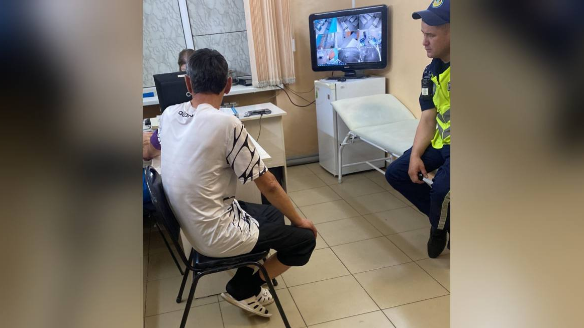 Автобус без прав, такси с «дозой»: в Караганде задержаны опасные перевозчики