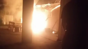 Ехавшие с вызова медики спасли семью с детьми из горящего дома в Текели