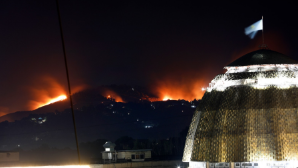 Спасатели МЧС Казахстана потушили пожар на склоне горы в Алматы