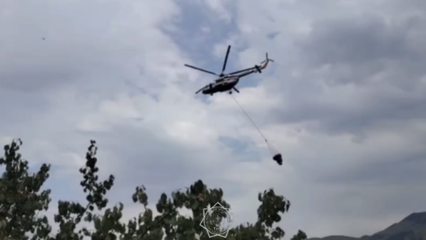 Спасатели МЧС тушат пожар в Аксайском ущелье с помощью вертолета