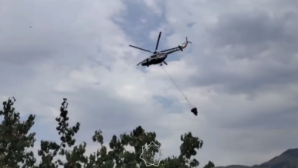 Спасатели МЧС тушат пожар в Аксайском ущелье с помощью вертолета