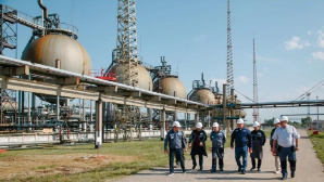 Вице-министр Алибек Жамауов посетил Павлодарский нефтехимический завод