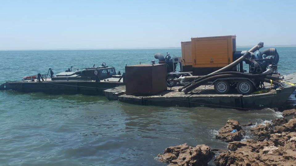Военные инженеры обеспечивают жителей Шардары питьевой водой