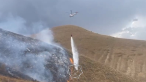 Спасатели МЧС тушат природный пожар в Алматинской области