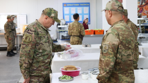 Министр обороны высоко оценил питание солдат при внезапной проверке в Караганде