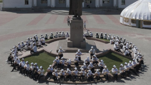 180 домбристов к 180-летию Абая Кунанбаева исполнили кюй на центральной площади города Абая