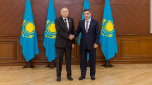 Бектенов от имени Главы государства вручил награды работникам строительной отрасли 