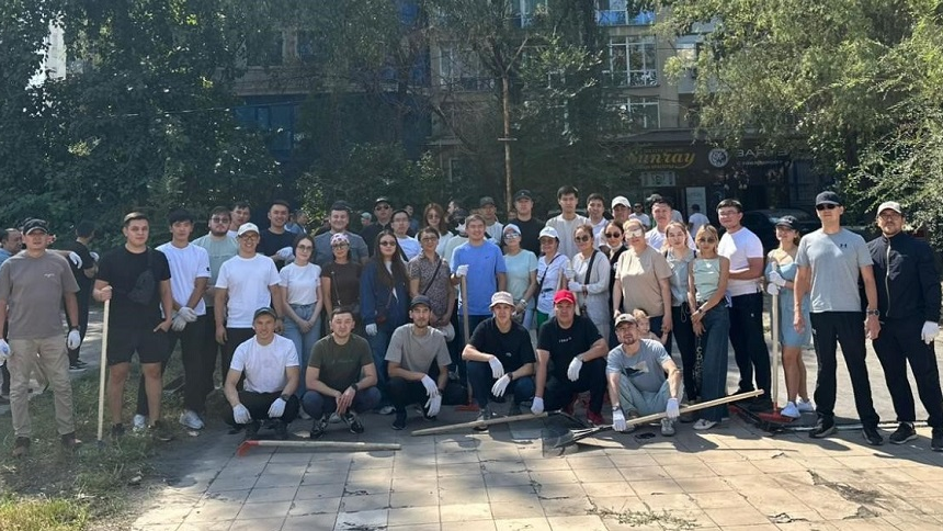 В Алматы прошли субботники ко Дню строителей 