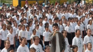 В Астане около 5 тысяч школьников одновременно исполнили песню Абая «Желсіз түнде жарық ай»