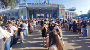 Алматы встречает Дженнифер Лопес: длинные, но спокойные очереди и улыбки зрителей