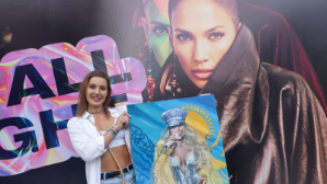 Подарок от всего сердца: зрительница из Петропавловска привезла портрет для Дженнифер Лопес 