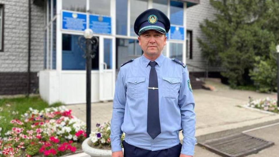 Находящийся на отдыхе полицейский спас двух утопающих в СКО