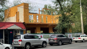 Двухэтажное здание сносят в центре Алматы