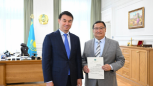 Аким Алматы вручил поздравительное письмо Президента Казахстана абаеведу Базарбеку Атыгаю
