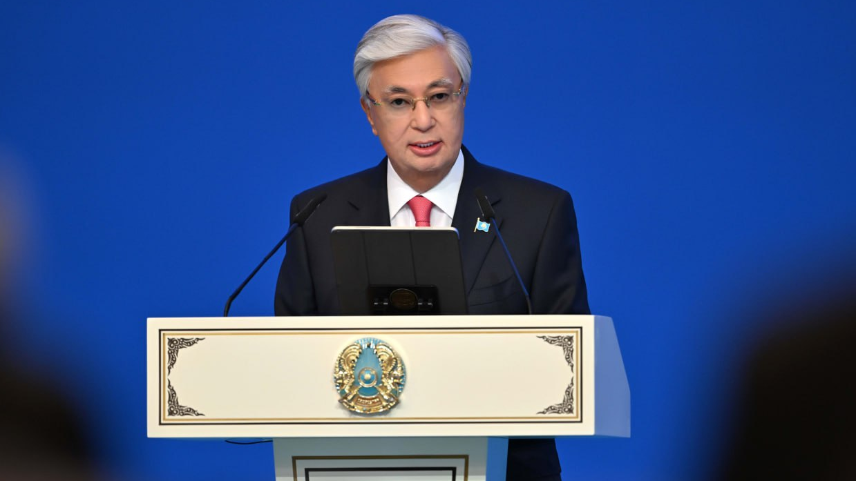 Токаев предложил внести поправки в закон о статусе педагога для защиты прав учителей