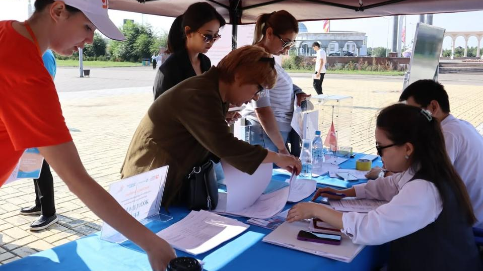 От педагога до пекаря: в Актобе представили сотни рабочих мест для молодежи