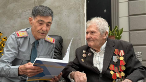 В Алматы военнослужащие поздравили ветерана войны Леонида Подколзина с 99-летием