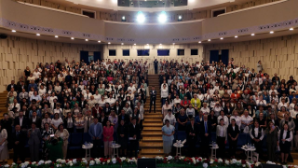 В Астане сотни педагогов исполнили песню Абая «Желсіз түнде жарық-ай»