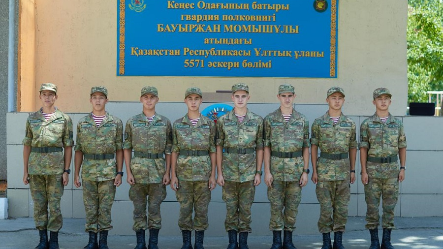 Редкий случай: четыре пары близнецов служат в одной части Нацгвардии в Алматы