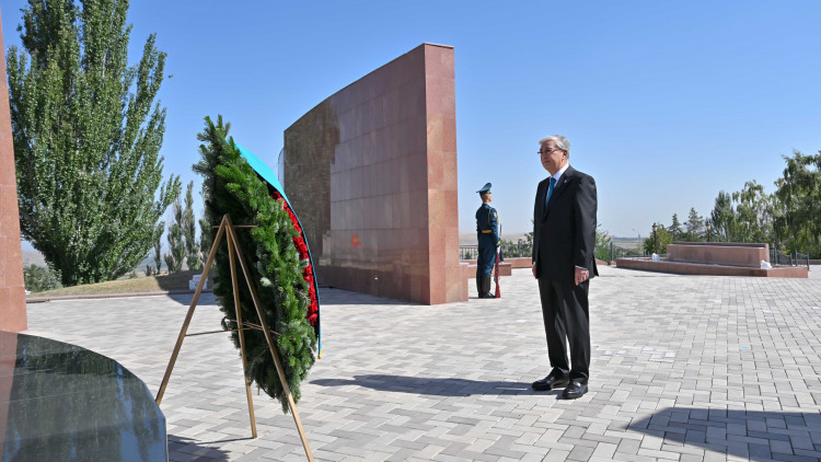 Токаев возложил цветы к Национальному историко-мемориальному комплексу «Ата-Бейит»