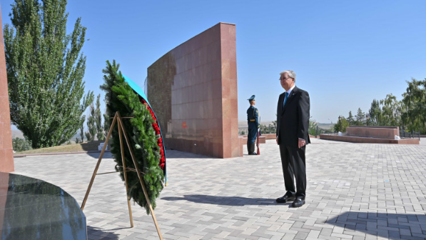 Токаев возложил цветы к Национальному историко-мемориальному комплексу «Ата-Бейит»