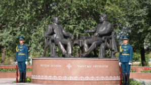 Токаев и Жапаров открыли памятник «Золотой мост дружбы» в Бишкеке