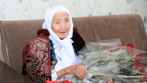 Аким Актюбинской области поздравил 110-летнюю долгожительницу
